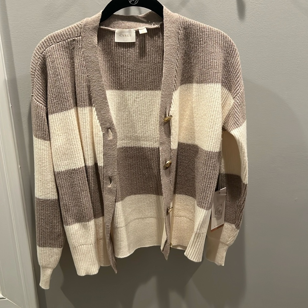 Cyrus
Size Small
Cardigan 
Never worn with tags
Cream and brown